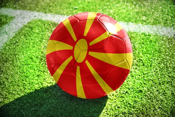 Pelota de fútbol con la bandera nacional de macedonia en el campo —  Fotos de Stock