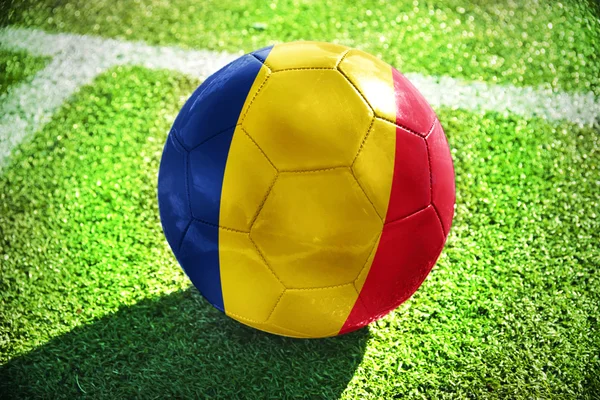 Pelota de fútbol con la bandera nacional de romania en el campo — Foto de Stock