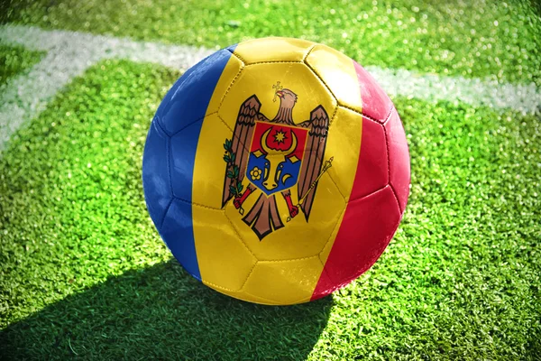 Piłka nożna piłka z flagi narodowej Mołdawii na polu — Zdjęcie stockowe