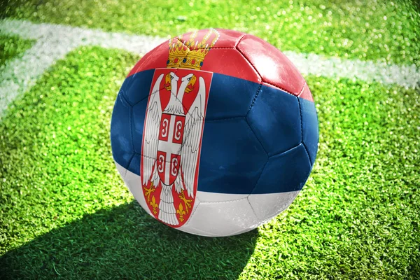 Pelota de fútbol con la bandera nacional de serbia en el campo —  Fotos de Stock