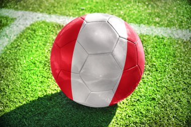 Futbol topu ile sahada peru bayrağı 