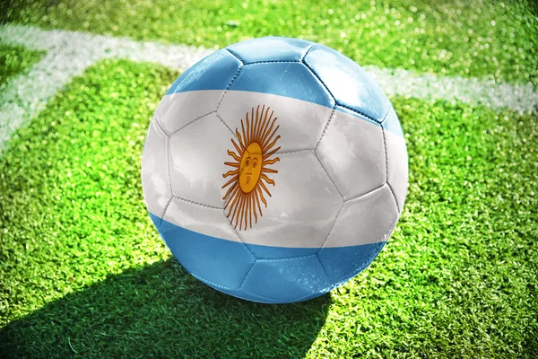 Balón de fútbol con la bandera nacional de Argentina en el campo —  Fotos de Stock