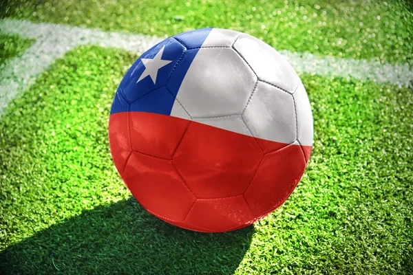 Voetbal bal met de nationale vlag van Chili op het veld — Stockfoto