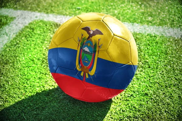 Voetbal bal met de nationale vlag van ecuador op het veld — Stockfoto