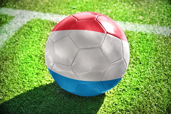 足球球与卢森堡在球场上的国旗 — 图库照片
