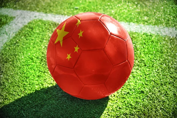 中国の国旗とサッカー ボール — ストック写真