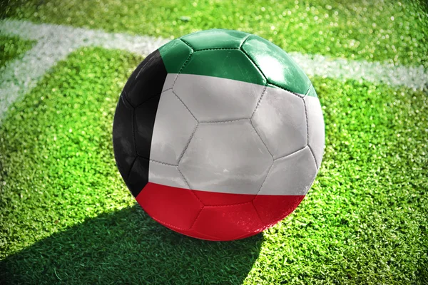 Fotboll boll med den nationella flaggan av kuwait — Stockfoto