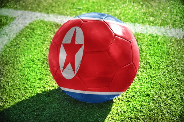 Fotbalový míč s národní vlajkou Severní Koreje — Stock fotografie