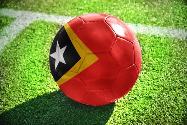 Pelota de fútbol con la bandera nacional de Timor Oriental —  Fotos de Stock