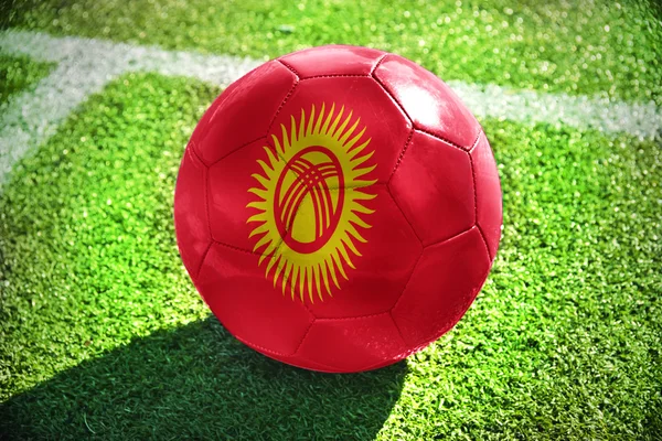 Bola de futebol com a bandeira nacional do Quirguistão — Fotografia de Stock
