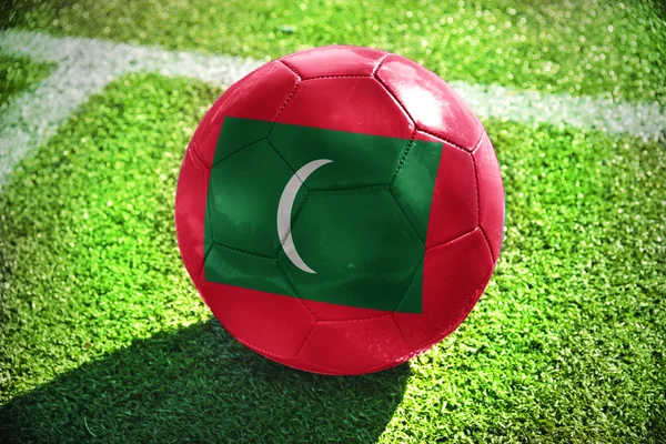 Football ball with the national flag of maldives — Stock Photo, Image