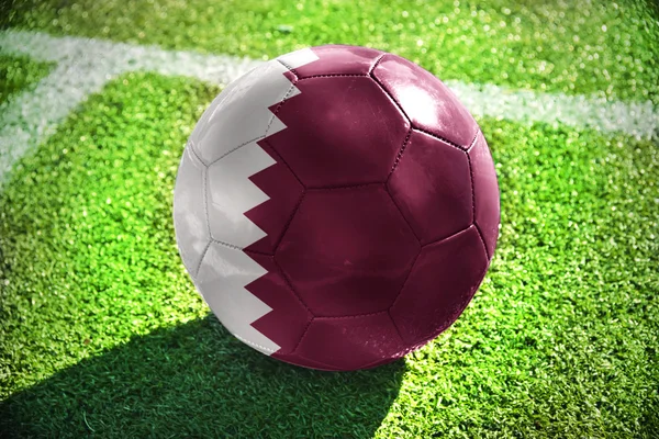 カタールの国旗とサッカー ボール — ストック写真