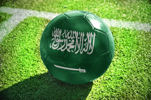 サウジアラビアの国旗とサッカー ボール — ストック写真