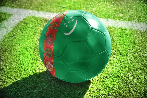 Bola de futebol com a bandeira nacional do Turquemenistão — Fotografia de Stock