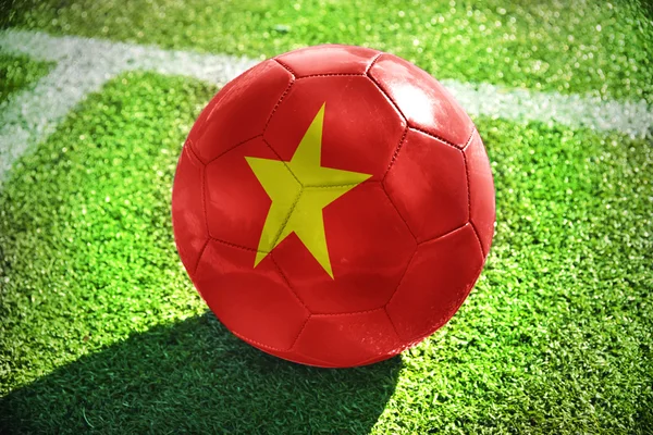 Футбольный мяч с национальным флагом Вьетнама — стоковое фото