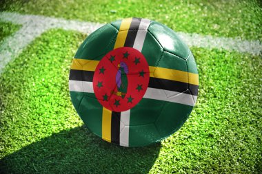 Dominika bayrağı ile futbol topu