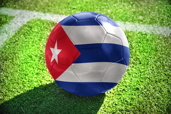 Bola de futebol com a bandeira nacional de Cuba — Fotografia de Stock