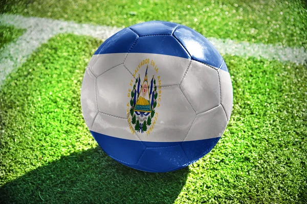 Bola de futebol com a bandeira nacional de el salvador — Fotografia de Stock