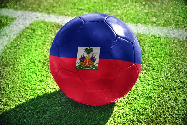 足球球与海地国旗 — 图库照片