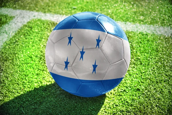 Ballon de football avec le drapeau national des honduras — Photo