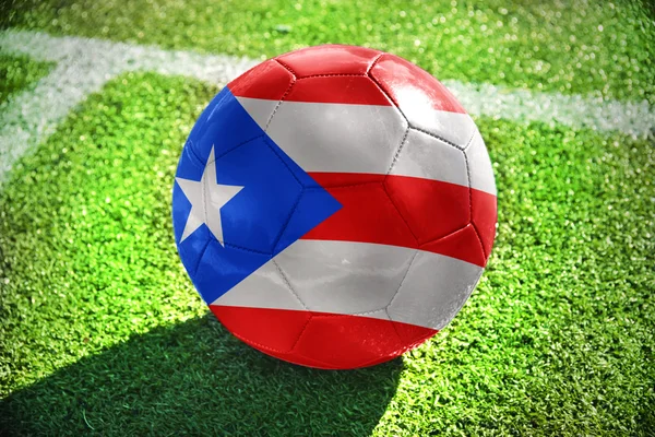 Voetbal bal met de nationale vlag van puerto rico — Stockfoto