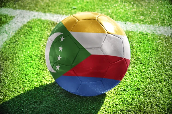 Футбольный мяч с национальным флагом коморских островов — стоковое фото