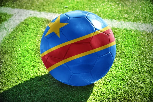Футбольный мяч с национальным флагом демократической республики Конго — стоковое фото