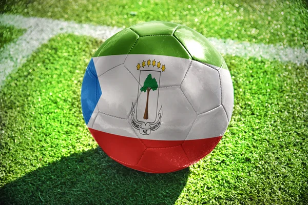 Bola de futebol com a bandeira nacional da Guiné Equatorial — Fotografia de Stock