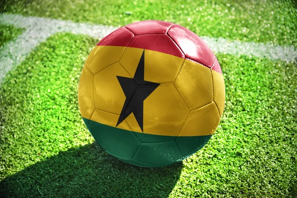 Bola de futebol com a bandeira nacional do ghana — Fotografia de Stock