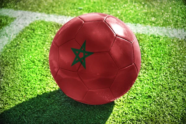 Palla da calcio con bandiera nazionale del Marocco — Foto Stock