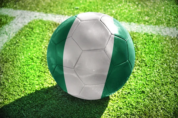 Pelota de fútbol con la bandera nacional de nigeria —  Fotos de Stock