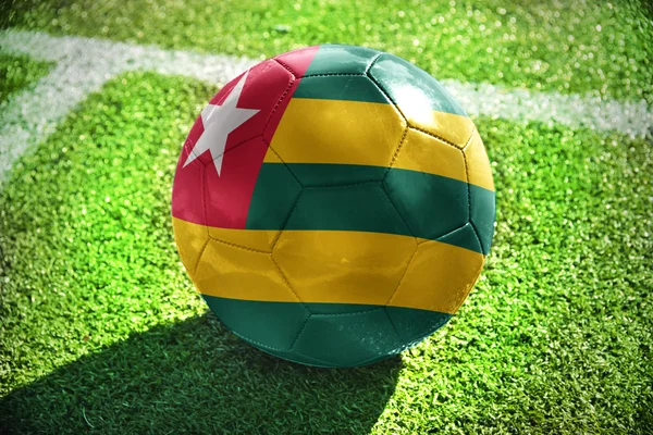 Bola de futebol com a bandeira nacional do togo — Fotografia de Stock