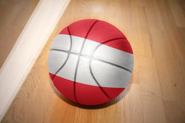 Bola de basquete com a bandeira nacional da Áustria — Fotografia de Stock