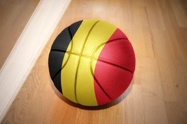Bola de basquete com a bandeira nacional da Bélgica — Fotografia de Stock