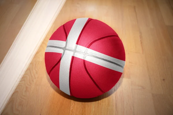 Basket boll med den nationella flaggan av Danmark — Stockfoto