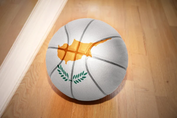 Pallone da basket con la bandiera nazionale di Cipro — Foto Stock