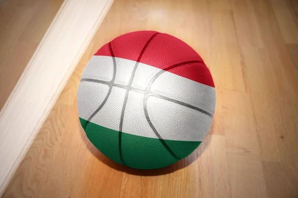 Piłkę do koszykówki z flagę Narodową Węgier — Zdjęcie stockowe