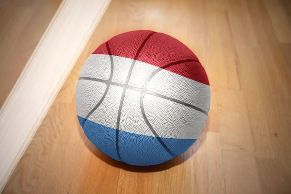 Pelota de baloncesto con la bandera nacional de Luxemburgo —  Fotos de Stock