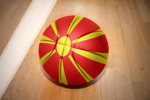 Basket boll med den nationella flaggan av Makedonien — Stockfoto