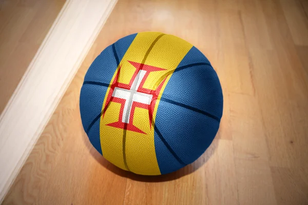 Pelota de baloncesto con la bandera nacional de madeira —  Fotos de Stock