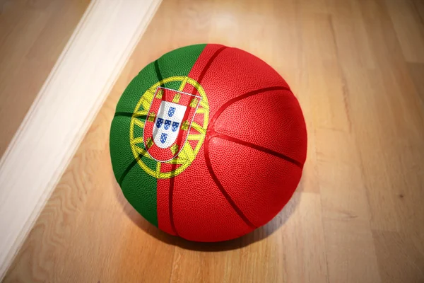 Pelota de baloncesto con la bandera nacional de portugal — Foto de Stock