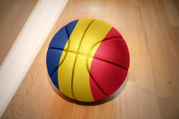 Basketbal bal met de nationale vlag van Roemenië — Stockfoto