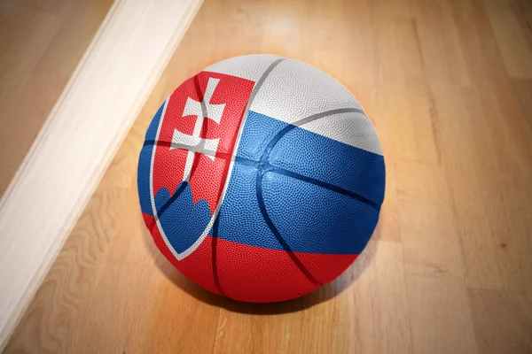 Basketbalový míč s národní vlajkou Slovenska — Stock fotografie