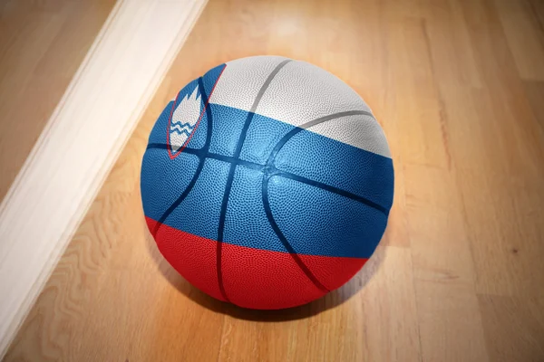 Basket boll med nationella flaggan i Slovenien — Stockfoto