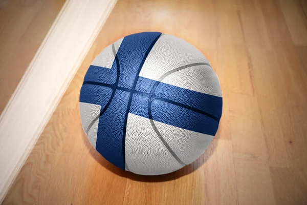 Basketballball mit der finnischen Nationalflagge — Stockfoto