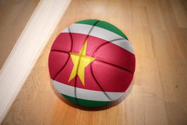 basketbol topu ile surinam ulusal bayrak