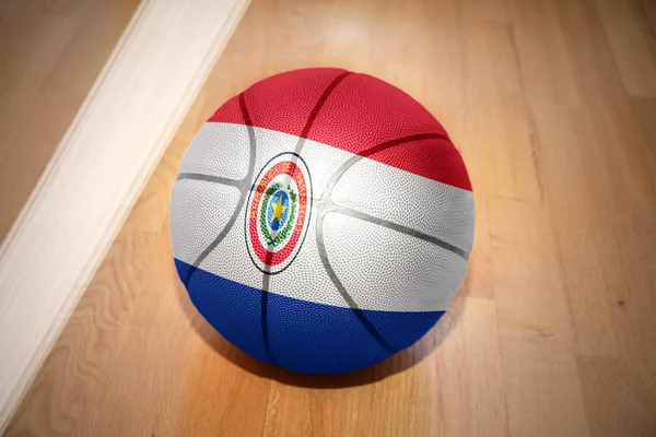 Basketbal bal met de nationale vlag van paraguay — Stockfoto