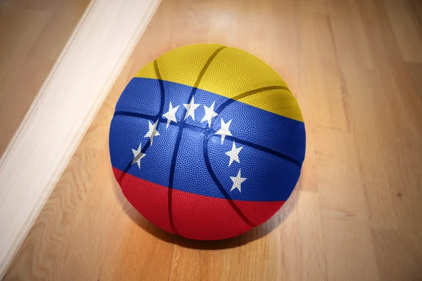 Basketbal bal met de nationale vlag van venezuela — Stockfoto