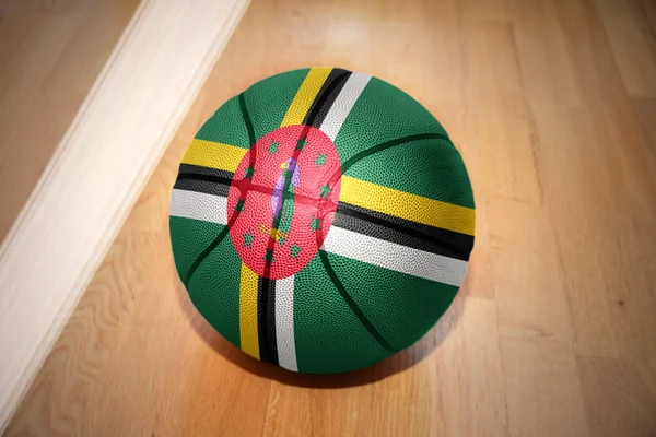 Basketbal bal met de nationale vlag van dominica — Stockfoto