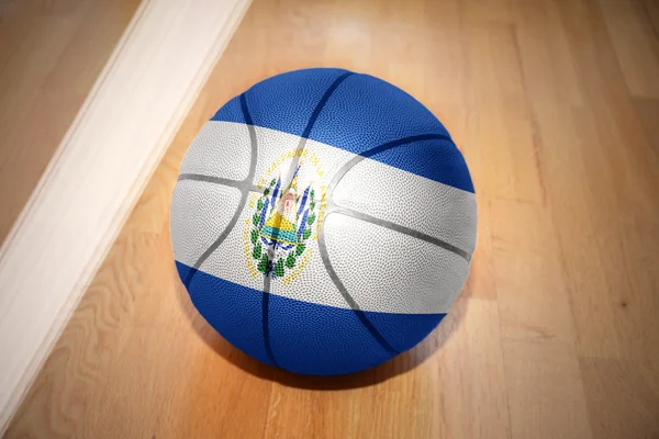 Basketbal bal met de nationale vlag van el salvador — Stockfoto